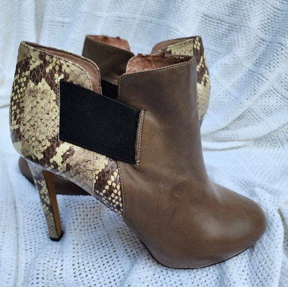 Vince Camuto leather snake‎ stiletto booties 9.5 - Picture 1 of 14